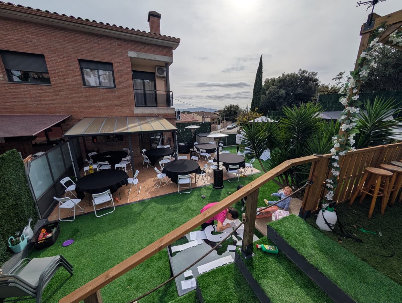 Vista de la terraza con las mesas redondas y las sillas montadas